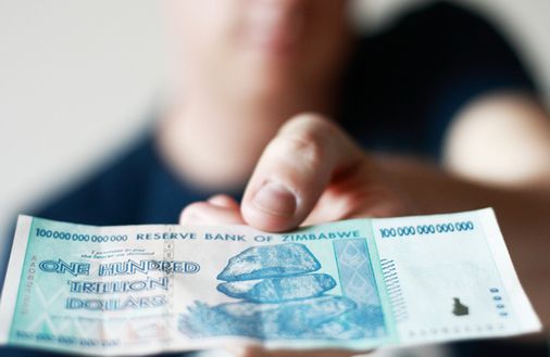 Wielka wymiana walut w Zimbabwe. Jeden dolar za... 35 biliardów