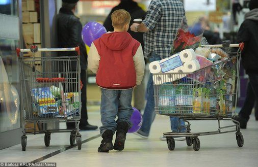 Zakupy w Wigilię. Zagraniczne sklepy skracają czas pracy, polskie wydłużają