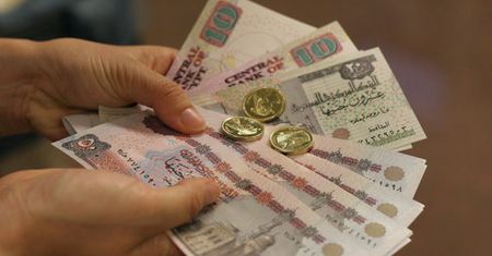 Radykalny ruch Egiptu. Wartość waluty o 50 procent w dół