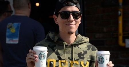 Świąteczne kubki Starbucksa wywołały skandal