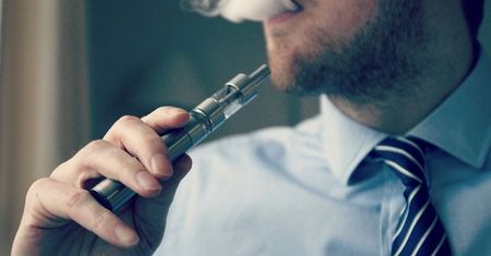 Rząd przyjął projekt zakazujący sprzedaży e-papierosów niepełnoletnim