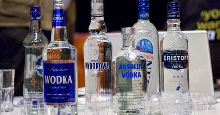 Ile kalorii ma wódka? PiS chce powiedzieć to Polakom
