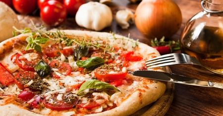 Przezorny zawsze ubezpieczony. Klienci restauracji w Turynie podpisują oświadczenie
