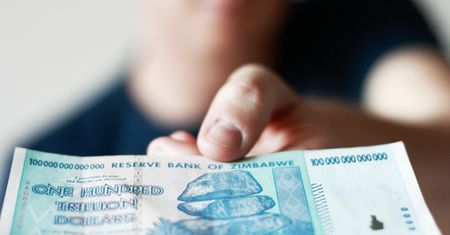 Wielka wymiana walut w Zimbabwe. Jeden dolar za... 35 biliardów