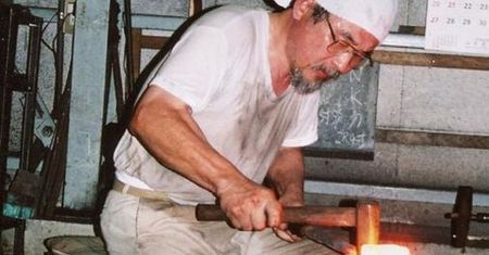 Należy do rodu japońskich mistrzów płatnerskich. Keiun Naohiro doskonali umiejętności od 40 lat kując miecze