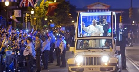 Papież Franciszek źródłem darmowej reklamy dla American Airlines i Fiat Chrysler