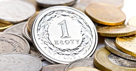 Złoty mozolnie odzyskuje siłę w stosunku do euro i dolara