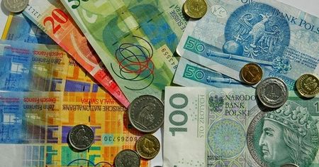 Rekordowo słaby złoty. Rata kredytu we frankach wzrosła o blisko 500 zł