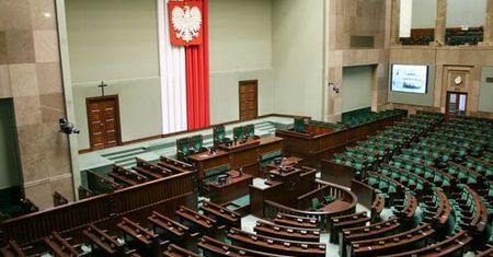 Posłowie podzieleni. Chodzi o skrócenie czasu pracy w Wielki Piątek i Wigilię