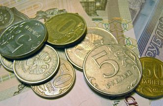 Rosyjska waluta wciąż na równi pochyłej