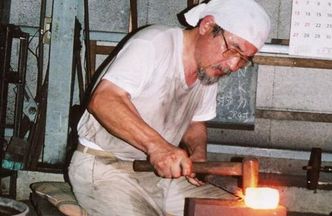 Należy do rodu japońskich mistrzów płatnerskich. Keiun Naohiro doskonali umiejętności od 40 lat kując miecze