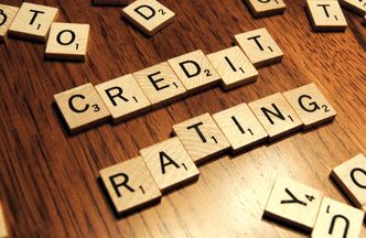 Złoty słabnie. Inwestorzy obawiają się obniżki ratingu Polski