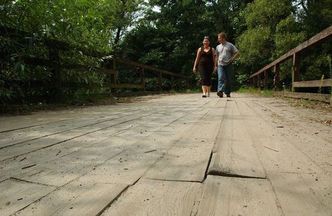 Mieszkańcy sami naprawili most, odpowiedzą za samowole budowlaną