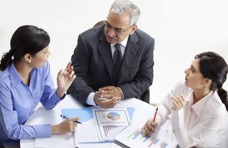 Dress code w upalne dni. Jak się ubrać do pracy latem?