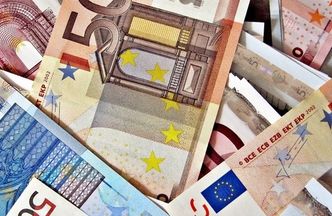 Euro najtańsze od kwietnia. Tanieją też inne waluty