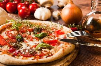 Przezorny zawsze ubezpieczony. Klienci restauracji w Turynie podpisują oświadczenie