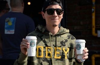 Świąteczne kubki Starbucksa wywołały skandal