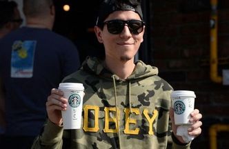 Świąteczne kubki Starbucksa wywołały skandal