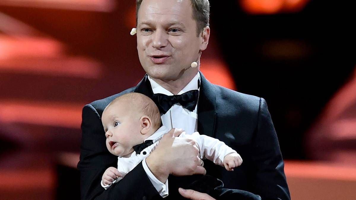 Maciej Stuhr pokazał synka podczas transmisji live na Facebooku. Tadzio wyrósł na ślicznego chłopca