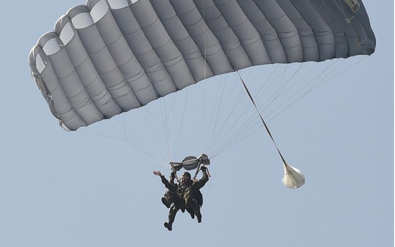 Spadochroniarz spadł na ziemię. Wypadek w Pile