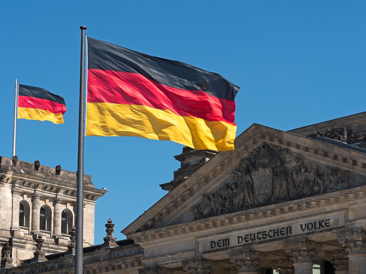 Sieg-heil-selfie przed Reichstagiem. Berlińska policja aresztowała 2 turystów z Chin