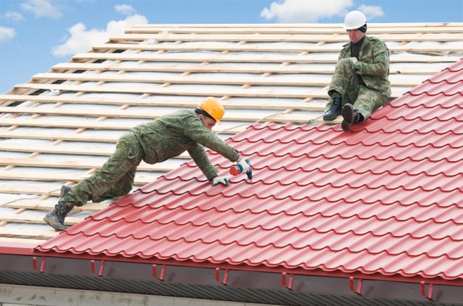 Piękny dach na lata. Z dachówką cementową czy ceramiczną?