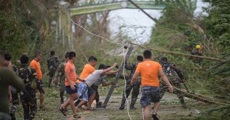 Dzieci wśród co najmniej 12 ofiar bezwzględnego supertajfunu na Filipinach