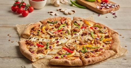 Pizza Hut też pozwoli zrezygnować z szynki lub salami. Alternatywą "roślinne mięso"