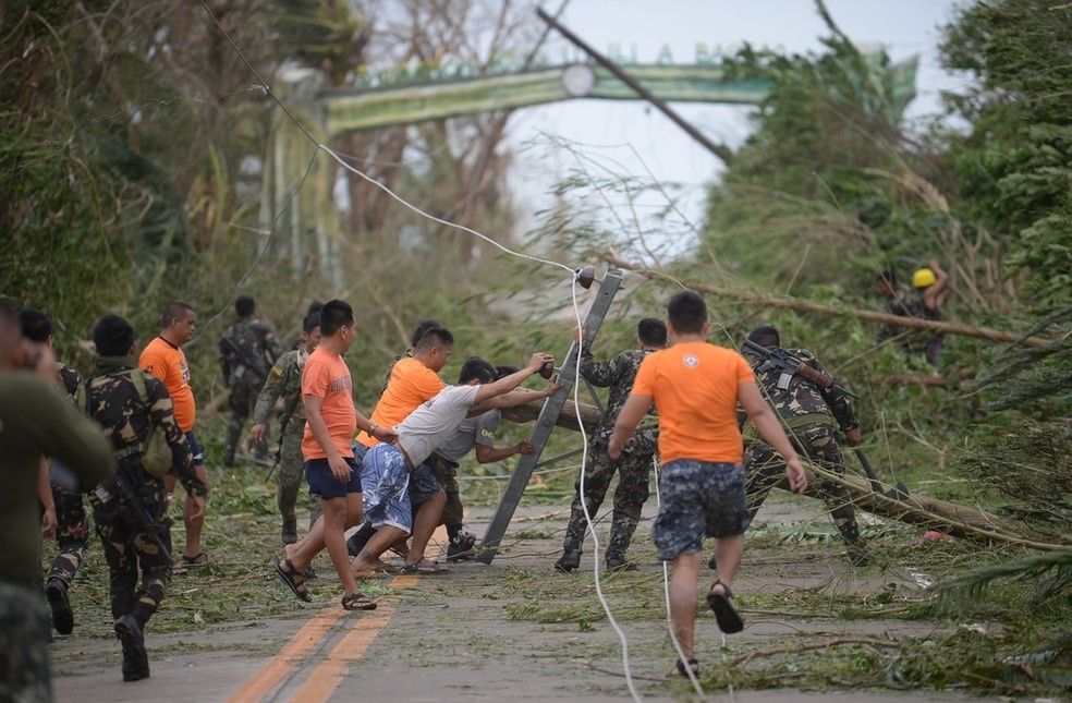 Dzieci wśród co najmniej 12 ofiar bezwzględnego supertajfunu na Filipinach