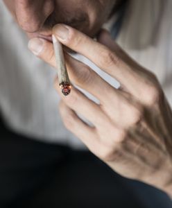 Przyszedł na policję i zapalił skręta. Grozi mu do 3 lat więzienia