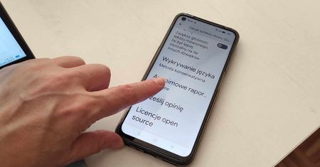Telefon podsłuchuje i "czyta" wiadomości. Oto jak się chronić