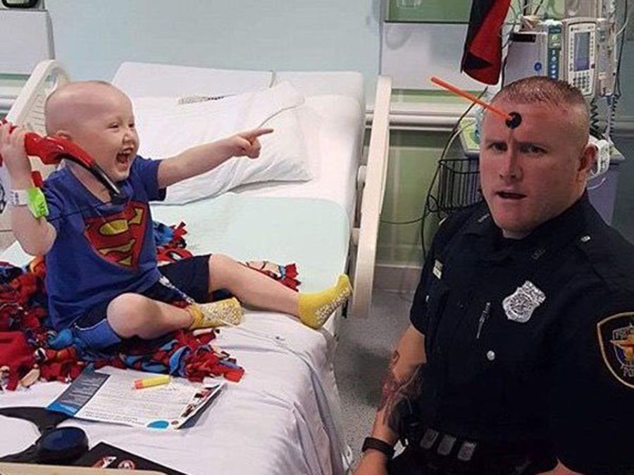 Policjant też człowiek. Ocieplanie wizerunku?