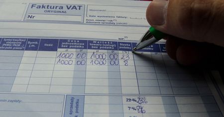 Nietypowe oszustwo z fakturą za zastępczy pojazd