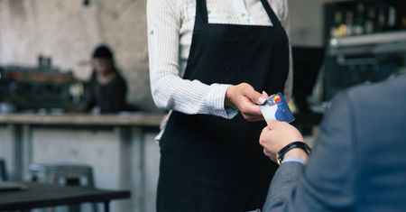 Mężczyzna płaci za rachunek w restauracji? Są sytuacje, kiedy powinien
