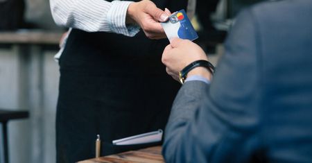 Był zachwycony obsługą, dlatego zostawił ogromny napiwek. Kwota naprawdę zaskakuje