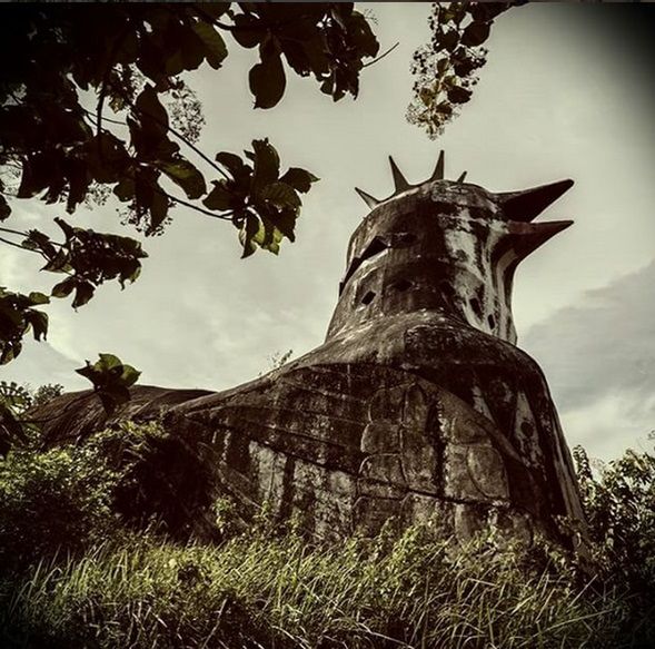 Tajemniczy kościół w środku dżungli. Wygląda jak kurczak