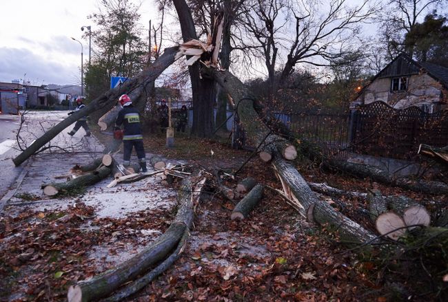 Wichury nad Polską. Ogromne utrudnienia na kolei, zerwana sieć 