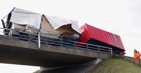 Wichura przewróciła w Holandii polską ciężarówkę. Pojazd zawisł na wiadukcie