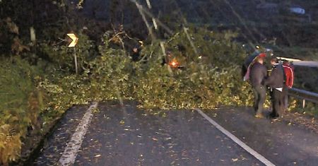 Huragan Ana zbiera śmiertelne żniwo. Potężne wichury smagają Portugalię