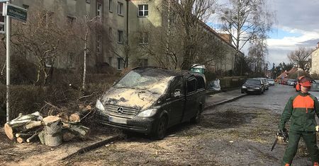 Wichury nad Polską. Orkan "Sabina" zbiera żniwo. Meteorolodzy ostrzegają