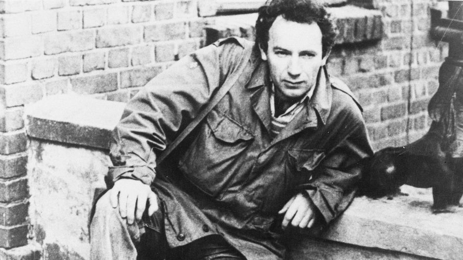 Wojskowa kurta, torba przewieszona przez ramię. Tak wyglądał Edward Stachura w chwili wypadku