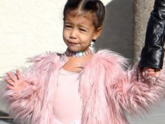 North West w futrze i diamentowej kolii. Ekstrawagancka stylizacja dwulatki