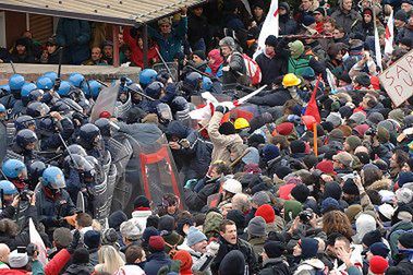 Protest przeciwko budowie szybkiej kolei we Włoszech - 13 rannych