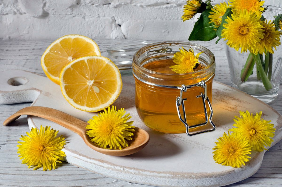 syrop z mniszka lekarskiego pomaga na wiele schorzeń. Fot. Getty Images