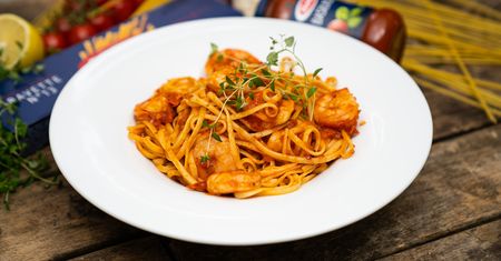 Spaghetti z owocami morza i pomidorowym sosem basilico. Prosty obiad po włosku