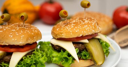 Halloweenowe burgery na przyjęcie. Upiornie urocza przystawka na Halloween