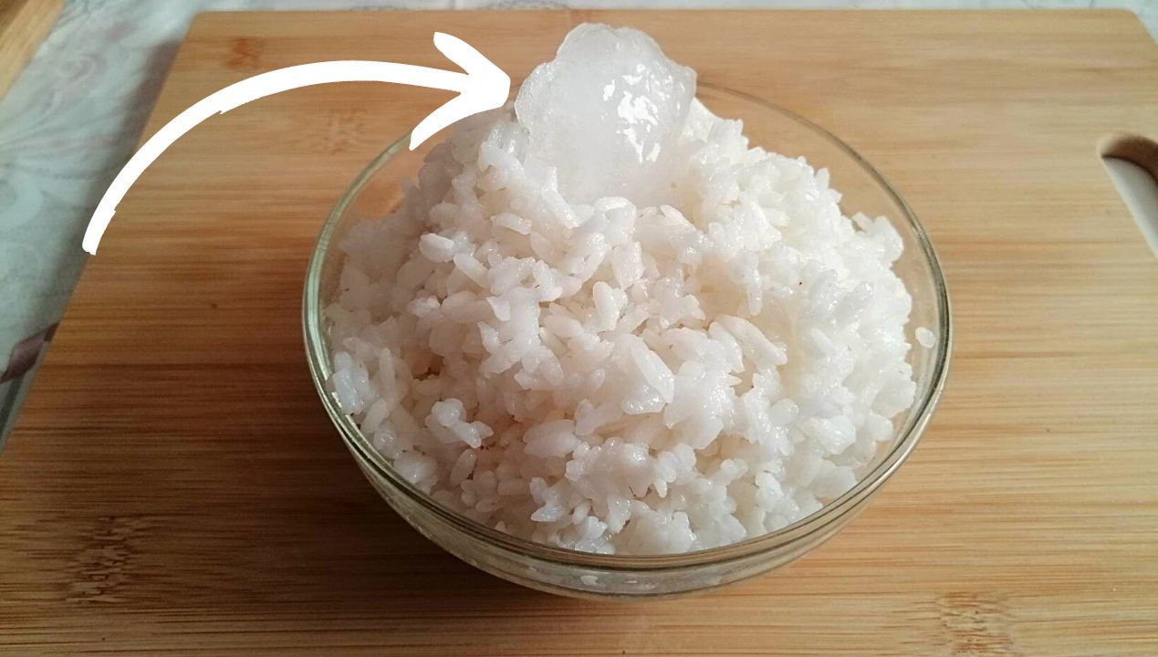 Biorę kostkę lodu i odgrzewam ryż. To najlepszy patent, aby był sypki