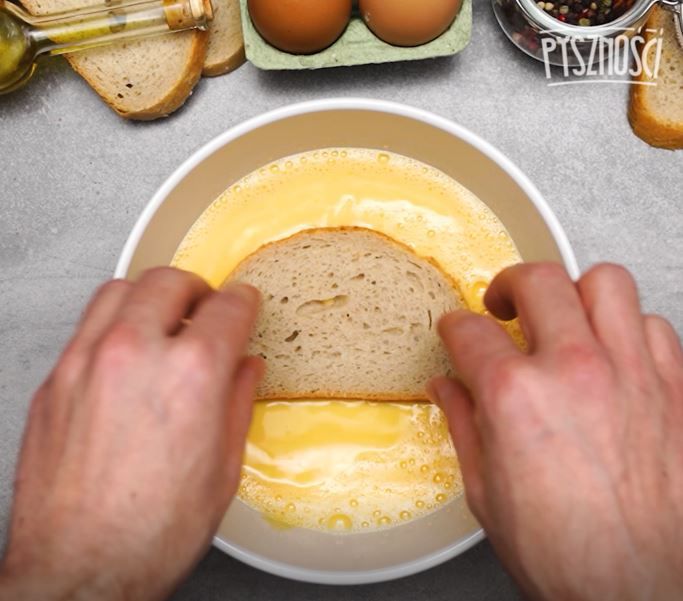Serowy omlet na chlebie- Pyszności