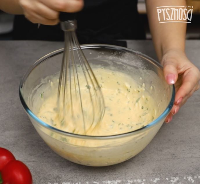 Omlet z papryką i parówkami - Pyszności