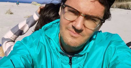 Wojewódzki z partnerką bawią się w plażę nudystów. Rozebrana kobieta wije się na piasku. Fani ugotowani